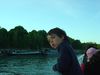 00-11-巴黎-塞納河沿岸-坐我前面超可愛的小朋友.JPG